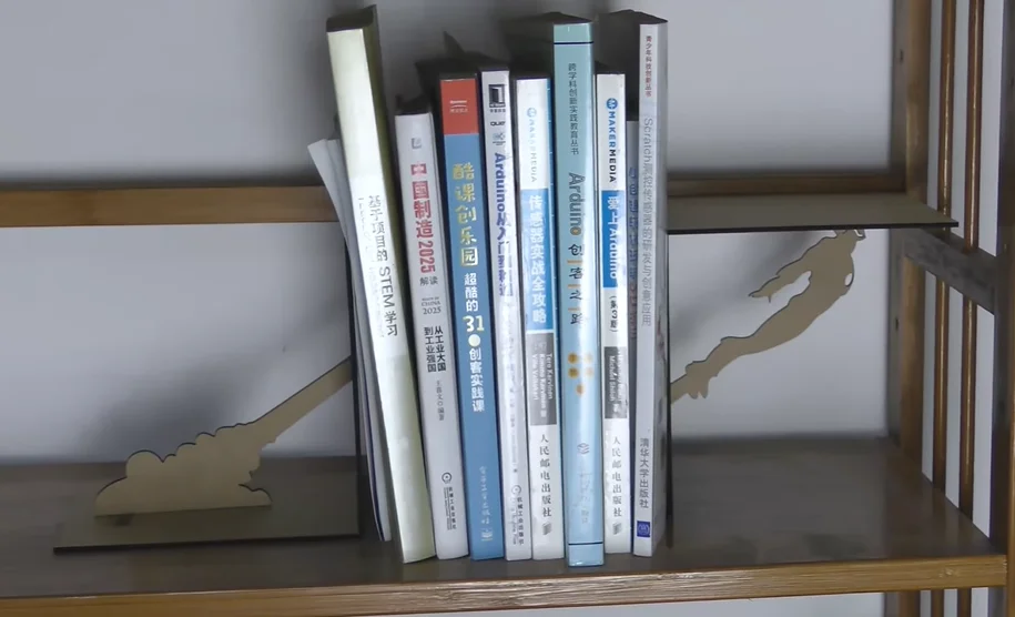 wooden book stand.webp